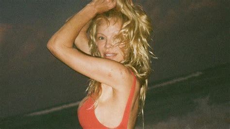 7 Hot Sexy Zoe Anderson Bikini Pics