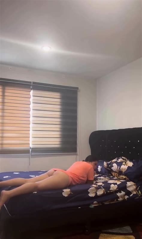 Latina Jugando En Una Cama