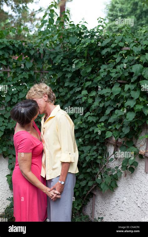 Lesbienne Mature Couple Kissing In Garden Photo Stock Alamy