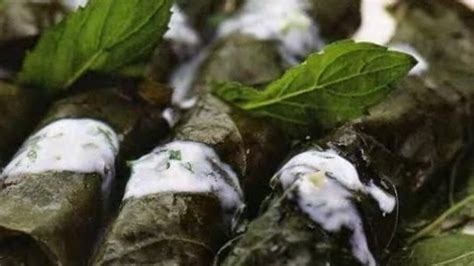 Долма в виноградных листьях