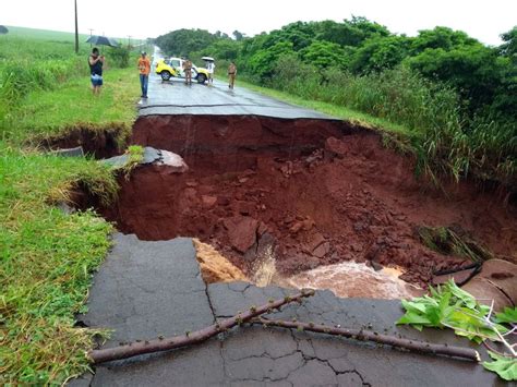 Após asfalto ceder PR 482 é totalmente interditada em Tapira Norte e