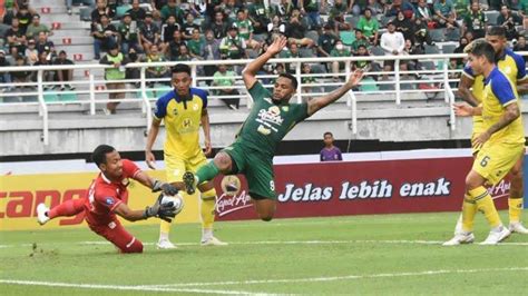 Aji Santoso Sebut Penyelesaian Akhir Jadi Penyebab Persebaya Ditahan