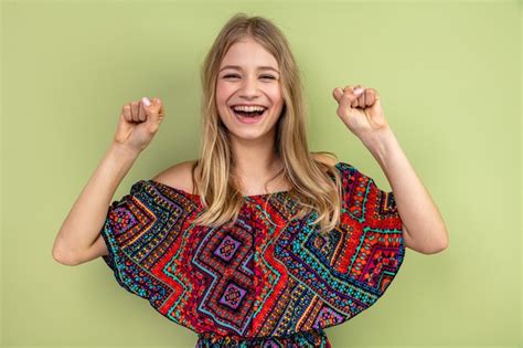 Joyeuse Jeune Blonde Slave Levant Les Poings Photo Gratuite