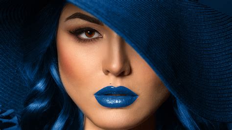 Heres How To Wear Blue Lipstick