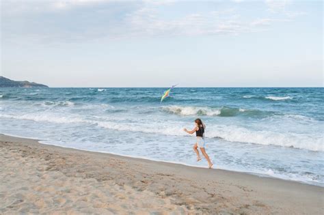 Garota De Tiro Completo Se Divertindo Na Praia Foto Gr Tis