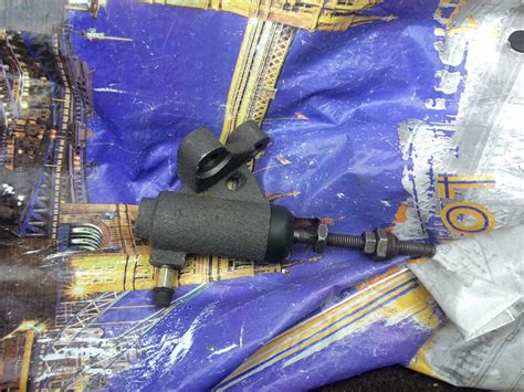 Потек рабочий цилиндр сцепления — ЛуАЗ 969, 1,5 л, 1992 года | поломка ...