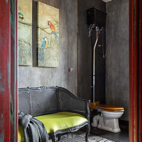 Фото интерьера гостевого санузла дома в стиле шале