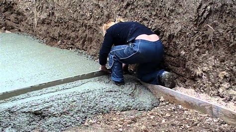 Construction dalle de béton mise à niveau de la dalle avec la règle