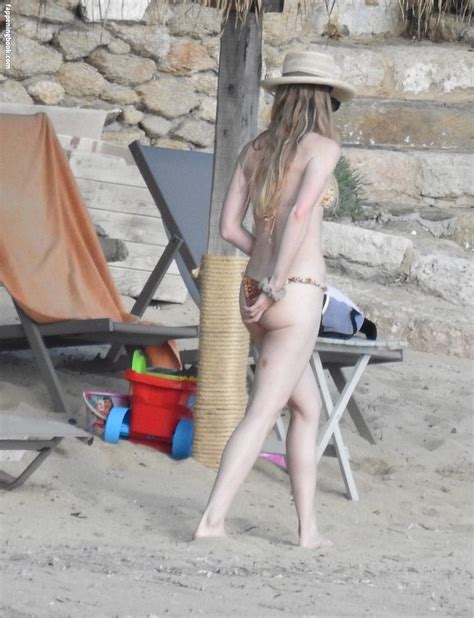 Elle Evans Nude OnlyFans Leaks Fappening FappeningBook