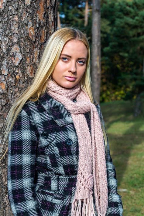 Fille Blonde De Sourire Portrait De Beaux Jeunes Gais Heureux Image Stock Image Du Femme