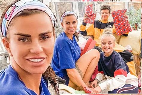 Katie Price Causes Meltdown As She Strips For Sizzling Naked Bath Expos Daily Star