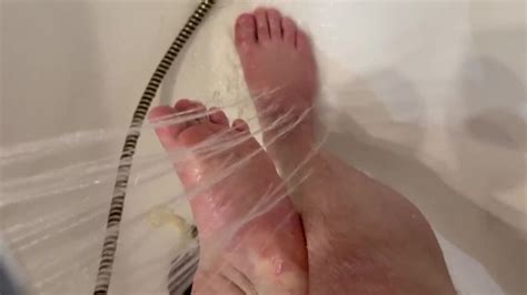 Парень моет свои мокрые ноги после того как сперма на ногах Pornhub Gay