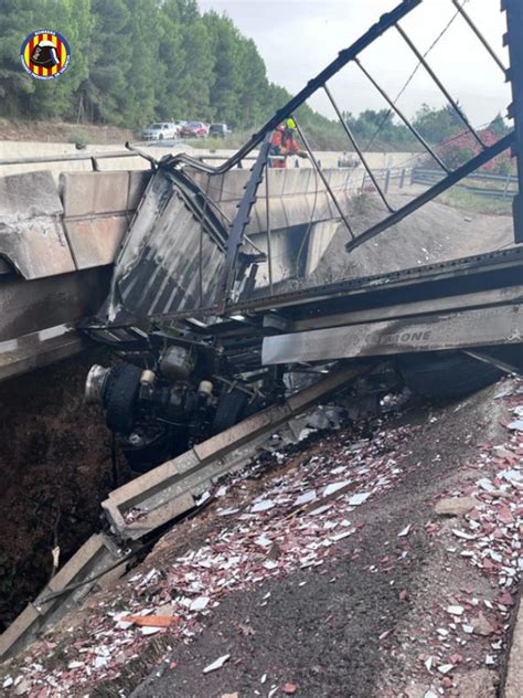 Un Cami N Queda Colgando De Un Puente De La A A Su Paso Por Moixent