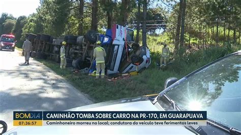 Caminhoneiro morre após tombar carreta em cima de carro e prensá lo em