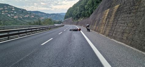 Incidente mortale sull autostrada A12 la vittima è un 51enne avrebbe