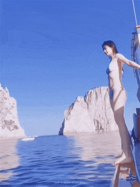 Angelababy diện bikini khoe vóc dáng thon gọn
