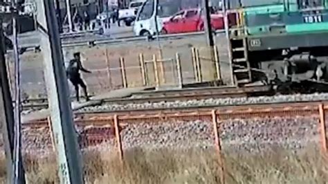 [video] Joven Fue Atropellado Por Un Tren Y Está Grave En San Pedro De