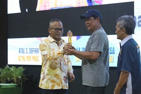 Gubernur Kalsel Dianugrahi Golden Award V SIWO PWI Pusat Barito Post