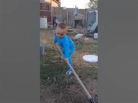 Помощник🥰Взял грабли больше себя, но справляется) - YouTube