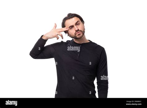 portrait en gros plan d un jeune garçon de ans barbu sans doute une brunette bien entretenue