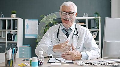 Homme Supérieur De Médecin Gay Touchant Des Verres Souriant à Regarder La Caméra Dans La