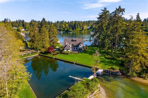 This Bainbridge Island Estate Comes With Over 1 800 Feet Of Shoreline