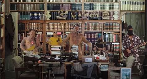 Tico Santa Cruz pelado em Kit Gay polêmico novo clipe dos Detanautas Pátio Hype