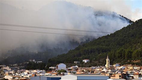 El Incendio En Valencia Obliga A Desalojar A 850 Personas