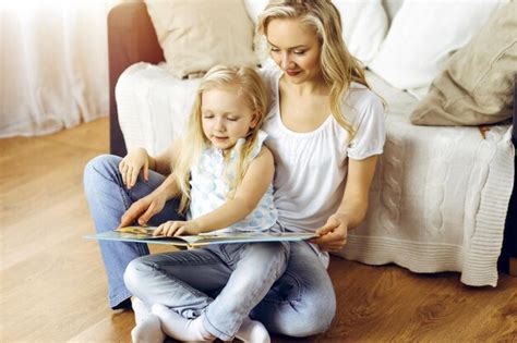 Famille Heureuse Jeune M Re Blonde Lisant Un Livre Sa Jolie Fille Assise Sur Un Plancher En
