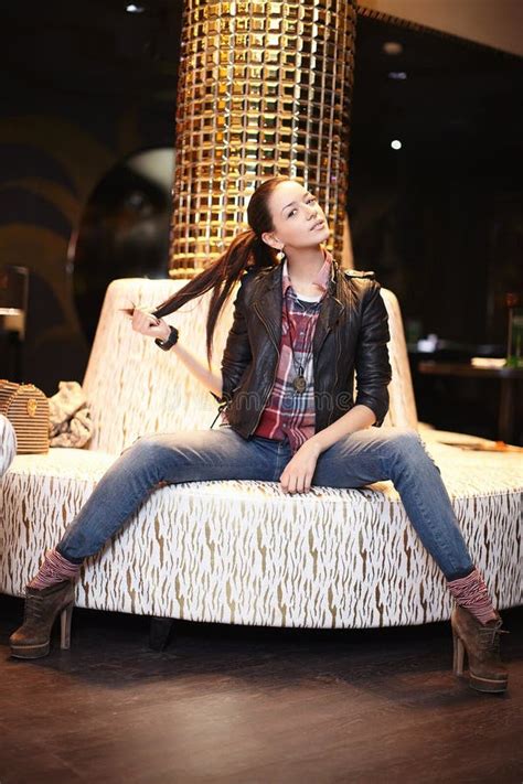 Fille De Brunette Posant Dans Le Club Image Stock Image Du Effectuez Discoth Que