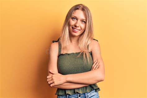 Junge Blonde Frau in Lockerer Kleidung Fröhliches Gesicht Lächelnd Mit Gekreuzten Armen Blick