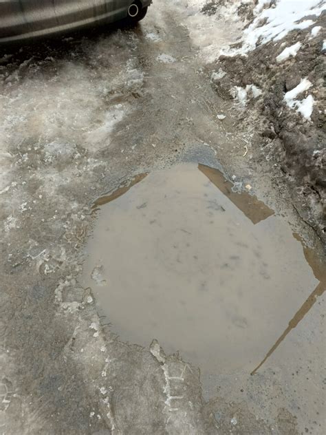 Провалилась в яму, промочила ноги, поспешила домой согреваться ...