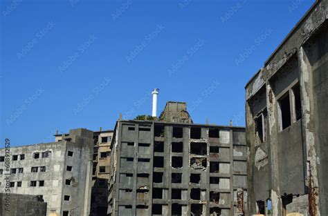 軍艦島の廃墟になった集合住宅 Foto De Stock Adobe Stock