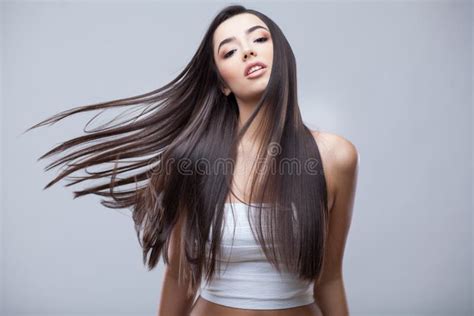 Schönes Brunette Mädchen Mit Dem Gesunden Langen Haar Stockbild Bild von gesundheit glatt