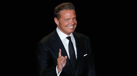 Luis Miguel sorprende a sus fans en el aeropuerto y da autógrafos Uno TV