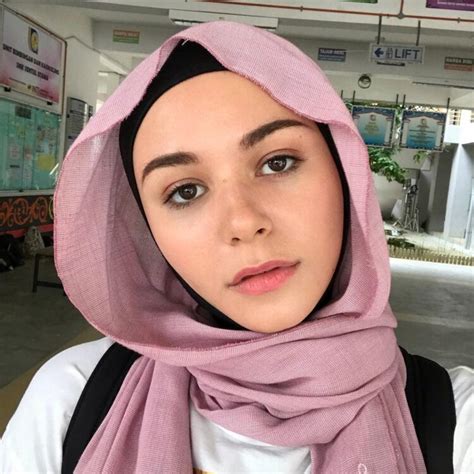 Hot Sexy Sarah Hildebrand Bikini Pics