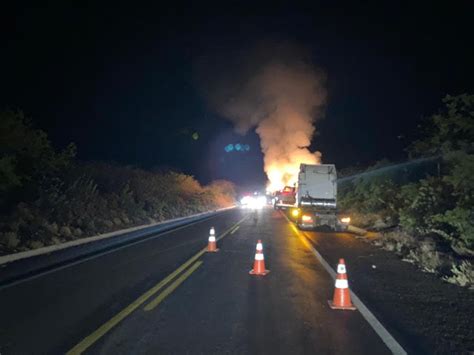 Carreta Pega Fogo Pr Ximo A Flores Nesse Domingo Blog Do Pereira