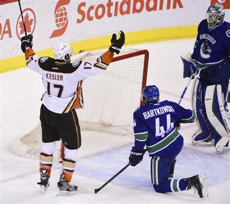 Vancouver Canucks: Kevin Bieksa a Hero, Ryan Kesler a Villain