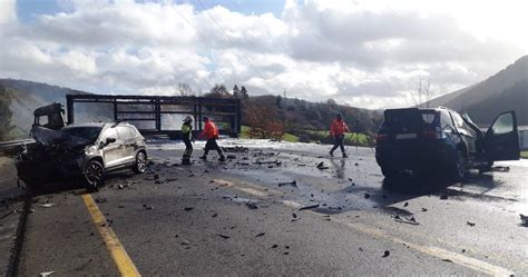 Un Fallecido Y Un Herido En Una Colisión Entre Un Camión Y Dos Turismos En Olagüe