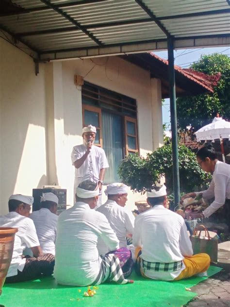 Kegiatan Persembahyangan Bersama Serangkaian Odalan Prahyangan Kantor