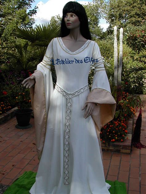 La robe de mariée elfique Eowyn de Dame Delphine pour son mariage