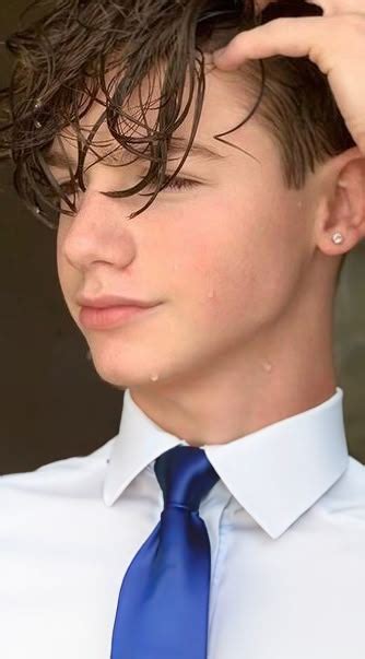 Pin de Лёшка Hadeev en GaY Парни en 2024 Corbata azul Traje a rayas Corbatas