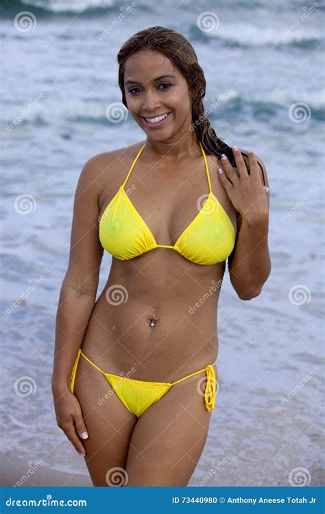 Jolie Femme Dans Le Bikini Jaune Sexy Photo Stock Image Du Femme Sexy