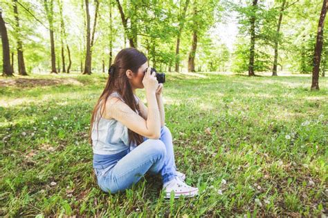 Photographe Amateur Outdoor De Jeune Femme Photo Stock Image Du Personne Jour