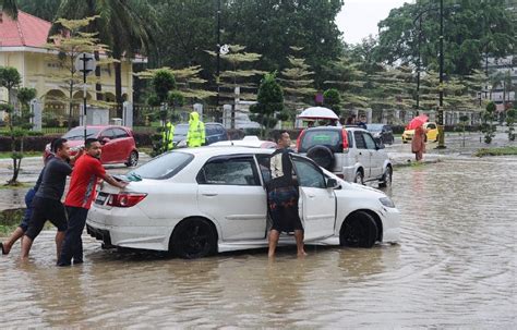 Heavy Rain High Tides Cause Flash Floods In Several Areas In JB New