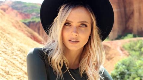 8 Hot Sexy Elizabeth Sofia Loaiza Junca Bikini Pics