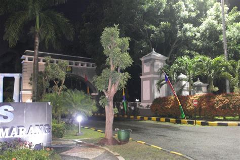 Suasana Malam Di Kampus Unnes Gerbang Barat Pintu Utama Suwardi Weanind