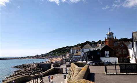 Lyme Regis Church Cliff Beach - Photo "Lyme Regis" :: British Beaches