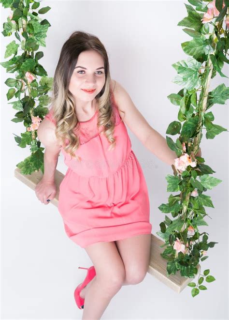 Belle Jeune Blonde Aux Longues Jambes Dans Une Petite Robe Rose Photo Stock Image Du Brune