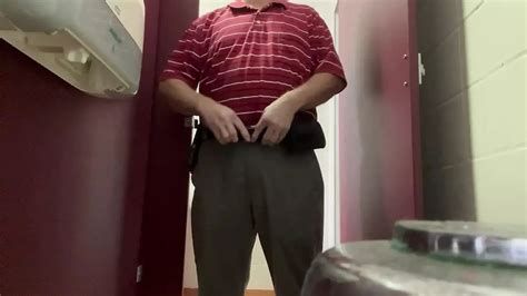 Vídeos porno gay de Masturbación en baños públicos gratis Películas sexo gay xHamster